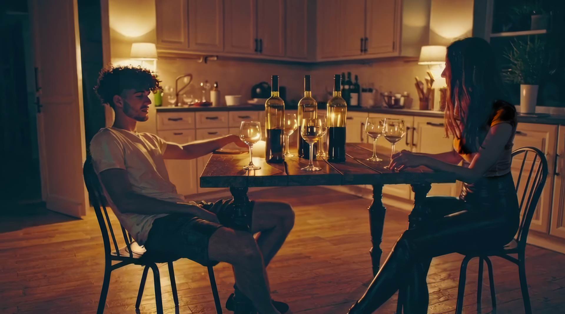 Сергей и Света в кожаных леггинсах остались сидеть вдвоём за кухонным столом